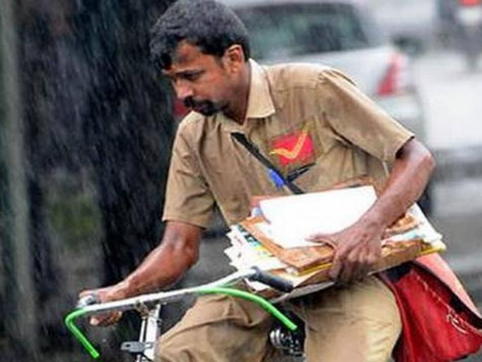 Postman during Corona period Distribution of more than 25 lakh letters in Mumbai | कोरोना काळात पोस्टमन काकांनी विणले अतूट नाते; मुंबईत २५ लाखांहून अधिक पत्रांचे वितरण Postman during Corona period Distribution of more than 25 lakh letters in Mumbai | कोरोना काळात पोस्टमन काकांनी विणले अतूट नाते; मुंबईत २५ लाखांहून अधिक पत्रांचे वितरण