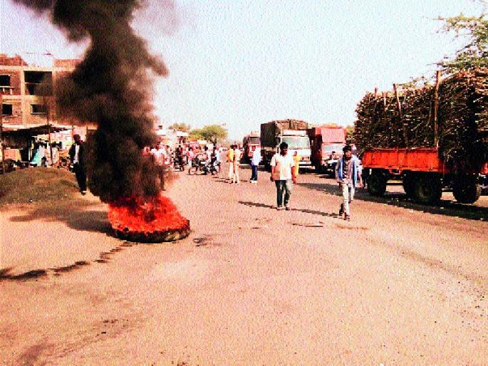 About two-and-a-half crore losses in the accident, hundreds of vehicles arson | दुर्घटनेत अंदाजे अडीच कोटींचे नुकसान, शेकडो वाहनांची जाळपोळ About two-and-a-half crore losses in the accident, hundreds of vehicles arson | दुर्घटनेत अंदाजे अडीच कोटींचे नुकसान, शेकडो वाहनांची जाळपोळ
