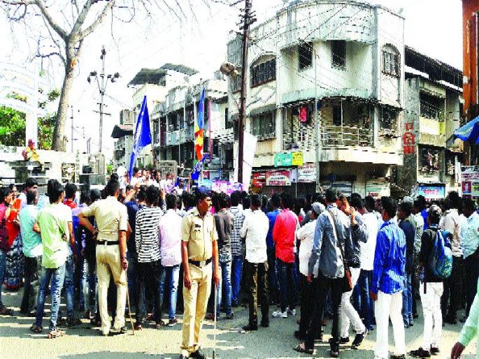 Karjat Market closed, Bhima Koregaon's incident took place | कर्जत बाजारपेठ बंद, भीमा कोरेगाव येथील घटनेचे उमटले पडसाद Karjat Market closed, Bhima Koregaon's incident took place | कर्जत बाजारपेठ बंद, भीमा कोरेगाव येथील घटनेचे उमटले पडसाद