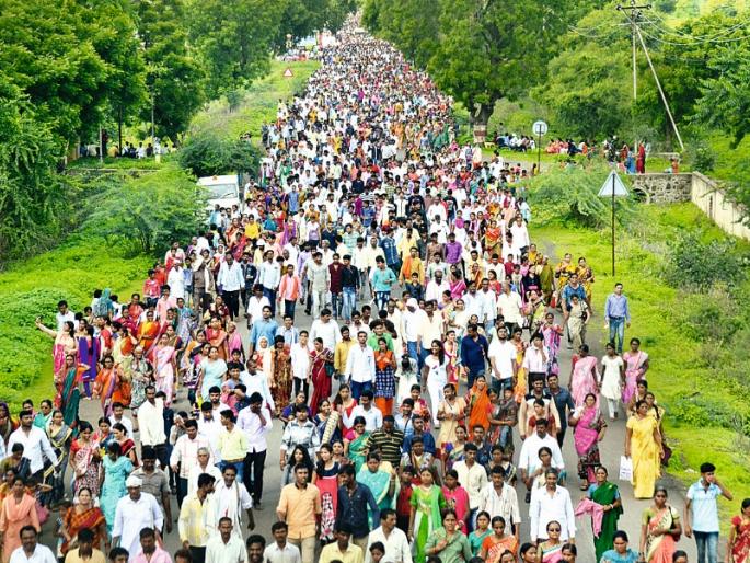 devotes croud on dindi Road | दिंडी मार्गावर भाविकांची मांदियाळी devotes croud on dindi Road | दिंडी मार्गावर भाविकांची मांदियाळी
