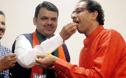 The Shiv Sena has to be satisfied on 120 seats in vidhansabha election | शिवसेनेपेक्षा भाजपा ४० जागा जास्त घेणार, २५ विद्यमान आमदारांचं तिकीट कापणार The Shiv Sena has to be satisfied on 120 seats in vidhansabha election | शिवसेनेपेक्षा भाजपा ४० जागा जास्त घेणार, २५ विद्यमान आमदारांचं तिकीट कापणार