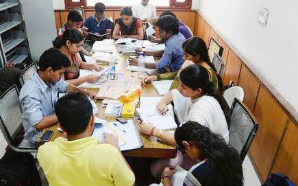 Step by step from the canteen to the library | तरुणाईची पावले कॉन्टीनमधून ग्रंथालयाकडे Step by step from the canteen to the library | तरुणाईची पावले कॉन्टीनमधून ग्रंथालयाकडे