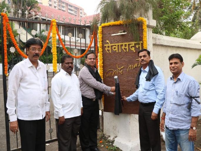 The Gudi Padwal, built by the Minister of Education to protest the halt of teachers' salary, | शिक्षकांचे वेतन रखडल्याचा निषेध नोंदवण्यासाठी शिक्षणमंत्र्यांच्या घराजवळ उभारली काळी गुढी The Gudi Padwal, built by the Minister of Education to protest the halt of teachers' salary, | शिक्षकांचे वेतन रखडल्याचा निषेध नोंदवण्यासाठी शिक्षणमंत्र्यांच्या घराजवळ उभारली काळी गुढी