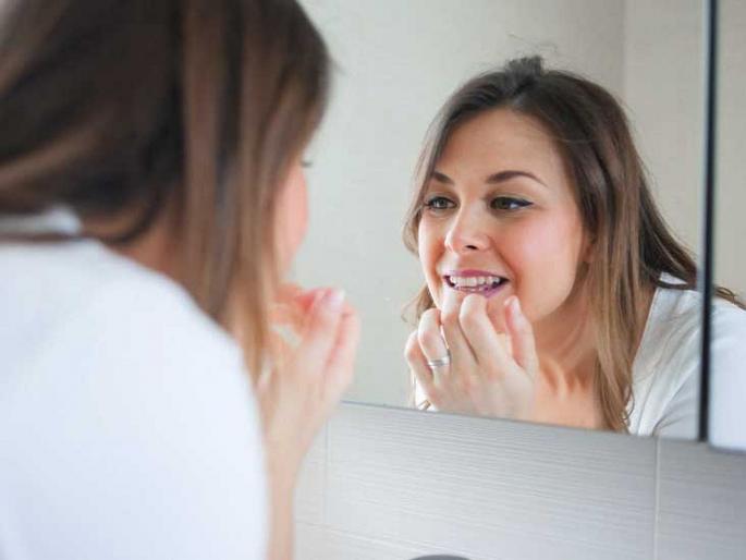 Black gums may be sign of severe oral diseases, Know reasons of black gums | तुमच्या हिरड्यांचा रंग काळा आहे का? जाणून घ्या याची कारणे.... Black gums may be sign of severe oral diseases, Know reasons of black gums | तुमच्या हिरड्यांचा रंग काळा आहे का? जाणून घ्या याची कारणे....