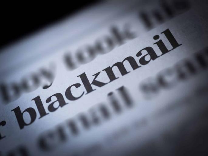 Blackmailed by taking half-naked photos on the pretext of giving Ayurvedic medicine; Three including a woman detained | आयुर्वेदिक औषधी देण्याच्या बहाण्याने अर्धनग्न फोटो काढून ब्लॅकमेलिंग; महिलेसह तिघे ताब्यात Blackmailed by taking half-naked photos on the pretext of giving Ayurvedic medicine; Three including a woman detained | आयुर्वेदिक औषधी देण्याच्या बहाण्याने अर्धनग्न फोटो काढून ब्लॅकमेलिंग; महिलेसह तिघे ताब्यात