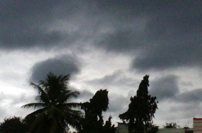 Bamosami rain rains in Nashik | बेमोसमी पावसाने नाशिकमध्ये गारवा