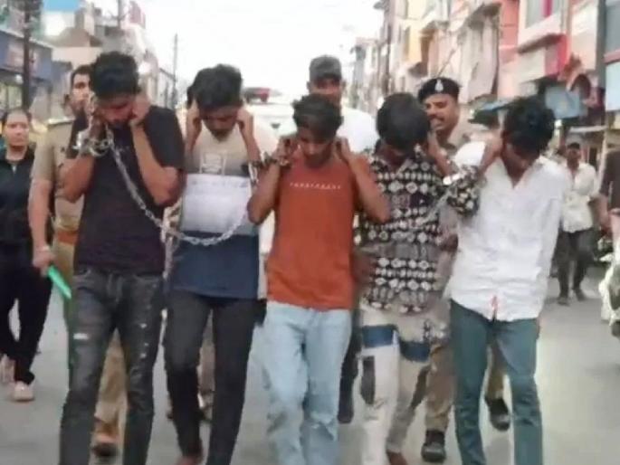 Police arrest 7 accused for making obscene videos of young women by trapping them in a love trap | प्रेमाच्या जाळ्यात अडकवून बनवले तरुणींचे अश्लील व्हिडीओ; ७ आरोपींची पोलिसांनी काढली धिंड Police arrest 7 accused for making obscene videos of young women by trapping them in a love trap | प्रेमाच्या जाळ्यात अडकवून बनवले तरुणींचे अश्लील व्हिडीओ; ७ आरोपींची पोलिसांनी काढली धिंड