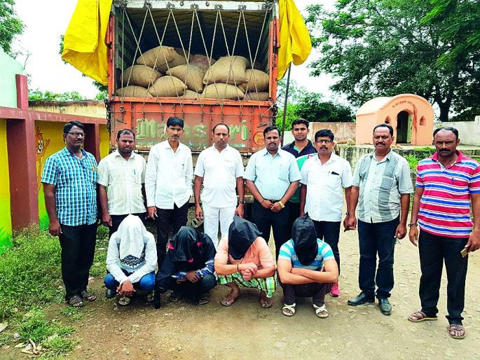 20 tons of wheat going to the black market! | काळा बाजारात जाणारा २0 टन गहू पकडला! 20 tons of wheat going to the black market! | काळा बाजारात जाणारा २0 टन गहू पकडला!