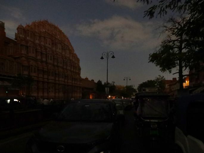 people in rajasthan border areas stay awake for 2 days blackout in 2 districts people advised to stay indoors | राजस्थानच्या सीमाभागात लोक २ दिवस जागेच; २ जिल्ह्यांत ब्लॅकआउट, लोकांना घरात राहायच्या सूचना people in rajasthan border areas stay awake for 2 days blackout in 2 districts people advised to stay indoors | राजस्थानच्या सीमाभागात लोक २ दिवस जागेच; २ जिल्ह्यांत ब्लॅकआउट, लोकांना घरात राहायच्या सूचना