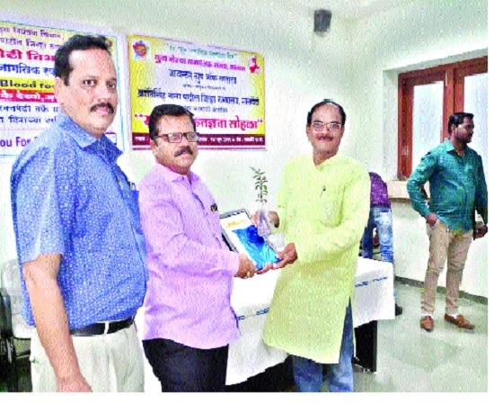  41 times blood donation from Primary Teacher - Resolation for the post-mortem | प्राथमिक शिक्षकाकडून ४१ वेळा रक्तदान- दाम्पत्याचा मरणोत्तर देहदानाचा संकल्प