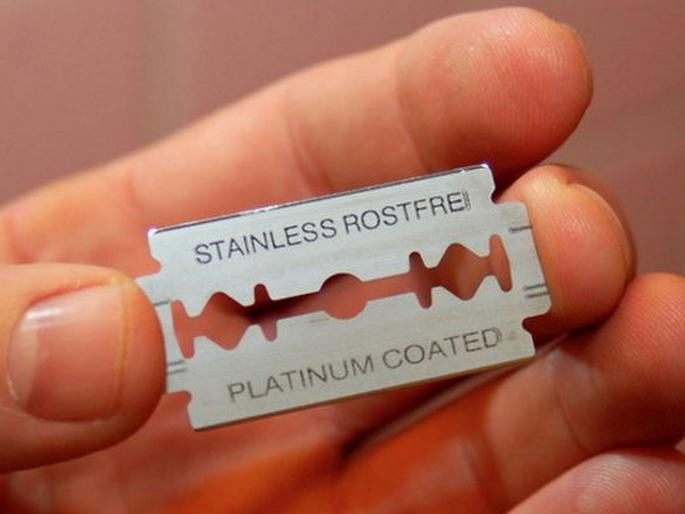 Interesting facts about shaving blade design | ९० टक्के लोकांना माहीत नसेल ब्लेडमध्ये असणाऱ्या डिझाईनचे रहस्य, तुम्हाला माहीत आहे का?