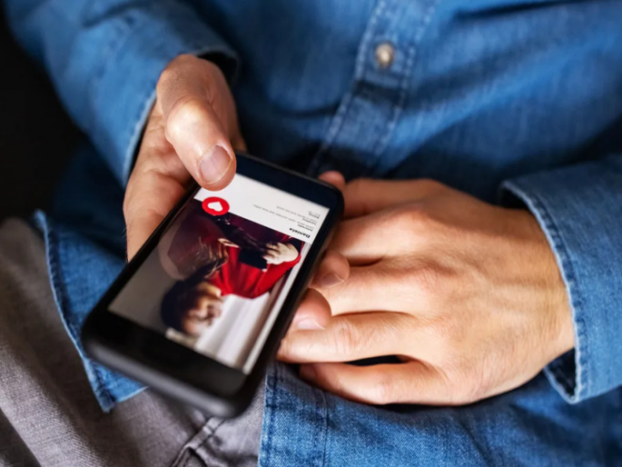 Friendship through dating app Tinder, then blackmail; Young engineer arrested red-handed while accepting extortion | ‘डेटिंग ॲप’वरून मैत्री, नंतर ब्लॅकमेल; इंजिनियर तरुणी खंडणी स्वीकारताना रंगेहाथ अटकेत