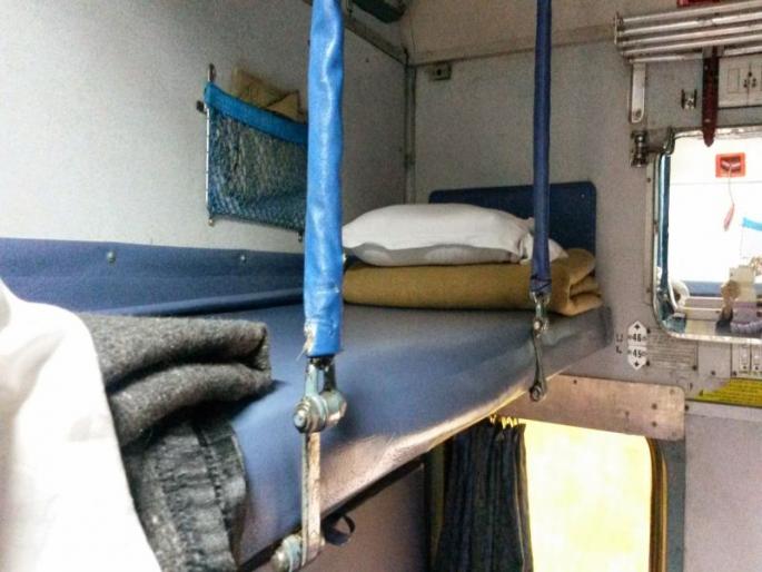 Bed linen washed after every use, blankets cleaned at least once in 2 months | रेल्वे प्रवासात तुम्ही ब्लँकेट घेऊन झोपता? मग, ही बातमी वाचून धक्का बसेल! Bed linen washed after every use, blankets cleaned at least once in 2 months | रेल्वे प्रवासात तुम्ही ब्लँकेट घेऊन झोपता? मग, ही बातमी वाचून धक्का बसेल!