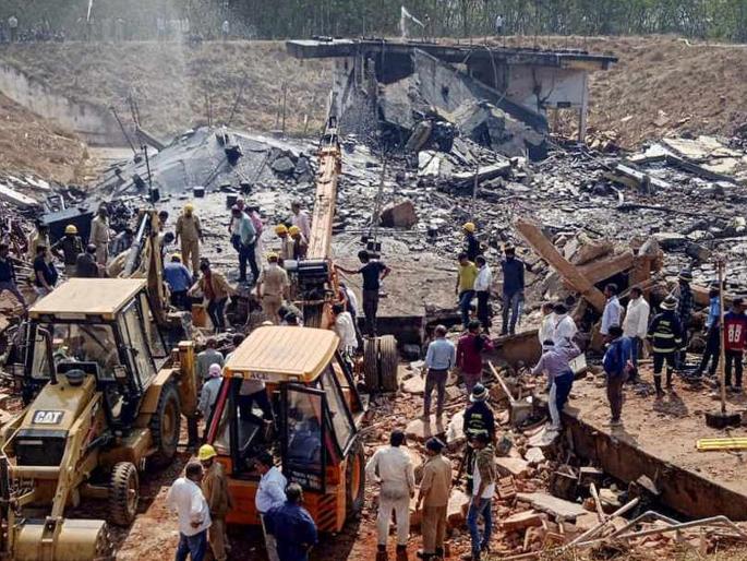 Oh.... Tell us something; The lives of the relatives of those working in the company are in danger | अरे.... काही तर सांगा आम्हाला; कंपनीत काम करणाऱ्यांच्या नातेवाईकांचा जीव रडकुंडीला Oh.... Tell us something; The lives of the relatives of those working in the company are in danger | अरे.... काही तर सांगा आम्हाला; कंपनीत काम करणाऱ्यांच्या नातेवाईकांचा जीव रडकुंडीला