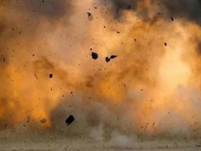 Sudden explosion in Vashi Police Station premises; Cracks in walls of shops and houses | वाशी पाेलीस ठाण्याच्या आवारात अचानक स्फाेट; दुकानांसह घरांच्या भिंतीला तडे गेले Sudden explosion in Vashi Police Station premises; Cracks in walls of shops and houses | वाशी पाेलीस ठाण्याच्या आवारात अचानक स्फाेट; दुकानांसह घरांच्या भिंतीला तडे गेले