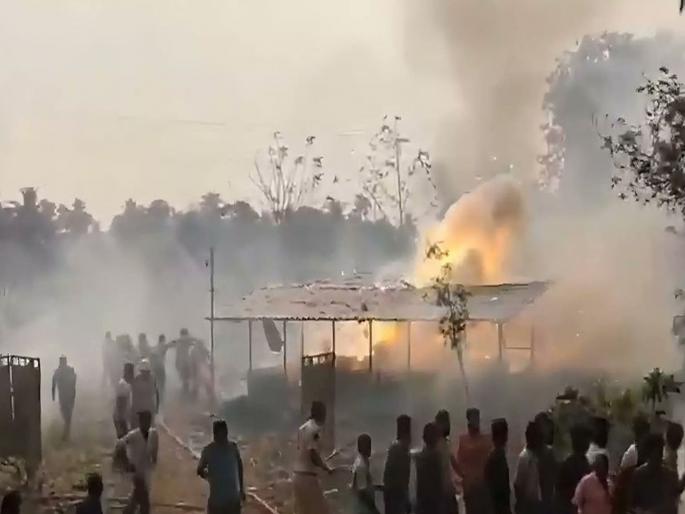 Horrific accident A massive blast at a fireworks manufacturing unit in Andhra Pradesh 18 dead, many injured; Fears of death toll rising | भीषण दुर्घटना...! फटाक्यांच्या फॅक्ट्रीत प्रचंड स्फोट १८ जणांचा मृत्यू, अनेक जखमी; मृतांचा आकडा वाढण्याची भीती!