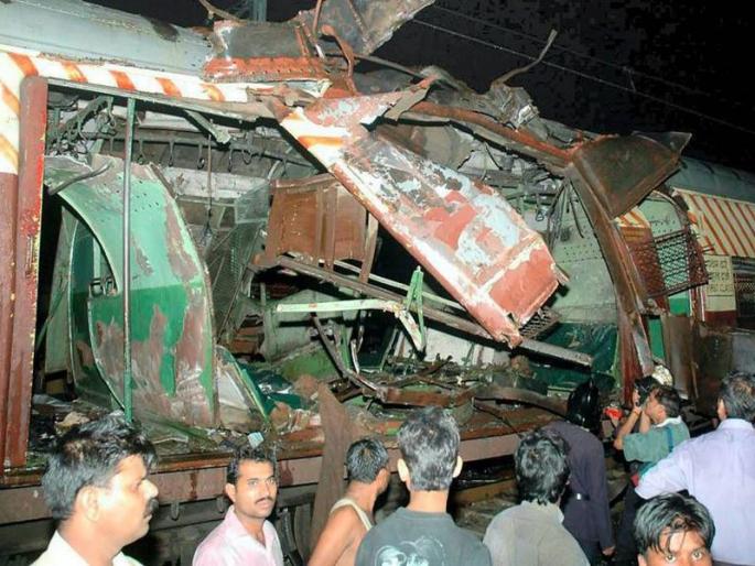 12 Years Of Mumbai Local Train Blast Why terrorist choose monsoon season for bomb blast | 12 Years Of Mumbai Local Train Blast : पावसाळ्यात का होतात बॉम्बस्फोट?  12 Years Of Mumbai Local Train Blast Why terrorist choose monsoon season for bomb blast | 12 Years Of Mumbai Local Train Blast : पावसाळ्यात का होतात बॉम्बस्फोट?