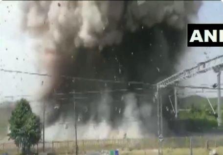 mountain burst by jabalpur west central railway today in madhya pradesh | बापरे! रेल्वे स्थानकाजवळ भीषण स्फोट, 35 फूट उंच उडाले दगड; थरकाप उडवणारा Video  mountain burst by jabalpur west central railway today in madhya pradesh | बापरे! रेल्वे स्थानकाजवळ भीषण स्फोट, 35 फूट उंच उडाले दगड; थरकाप उडवणारा Video