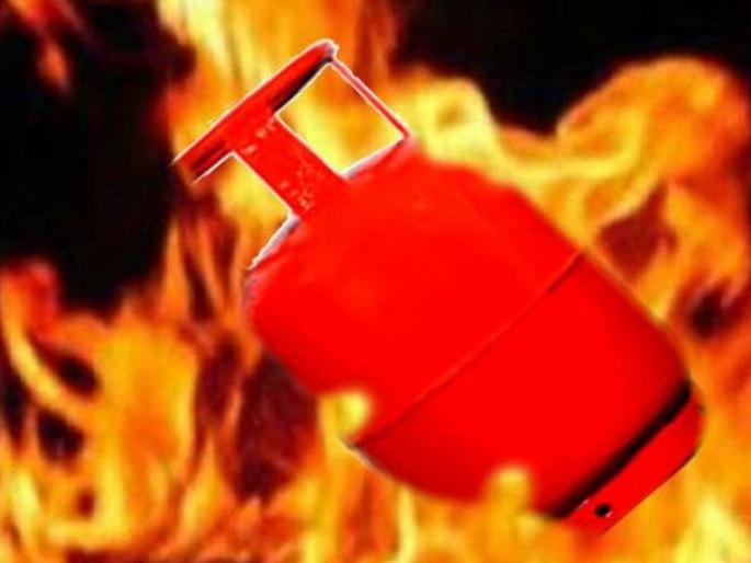 Explosion of gas cylinder at Hingani; Three houses on fire! | हिंगणी येथे गॅस सिलिंडरचा स्फोट; तीन घरांना आग! Explosion of gas cylinder at Hingani; Three houses on fire! | हिंगणी येथे गॅस सिलिंडरचा स्फोट; तीन घरांना आग!