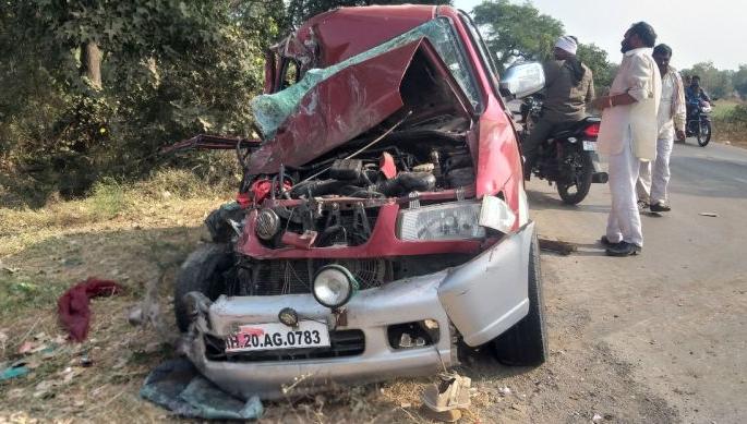 Private bus collides with passenger vehicle: One seriously injured | खासगी बसची प्रवाशी वाहनाला धडक : एक गंभीर जखमी