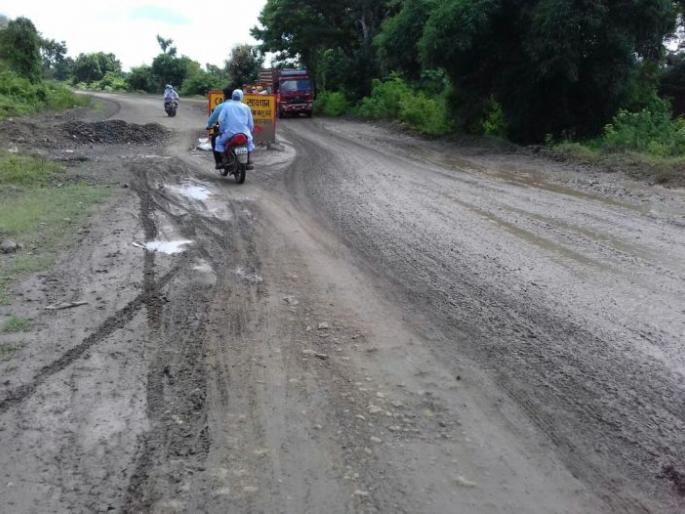 Traffic congestion on Buldana-Aurangabad road | बुलडाणा-औरंगाबाद रस्त्यावर वाहतूक कोंडीचा प्रश्न