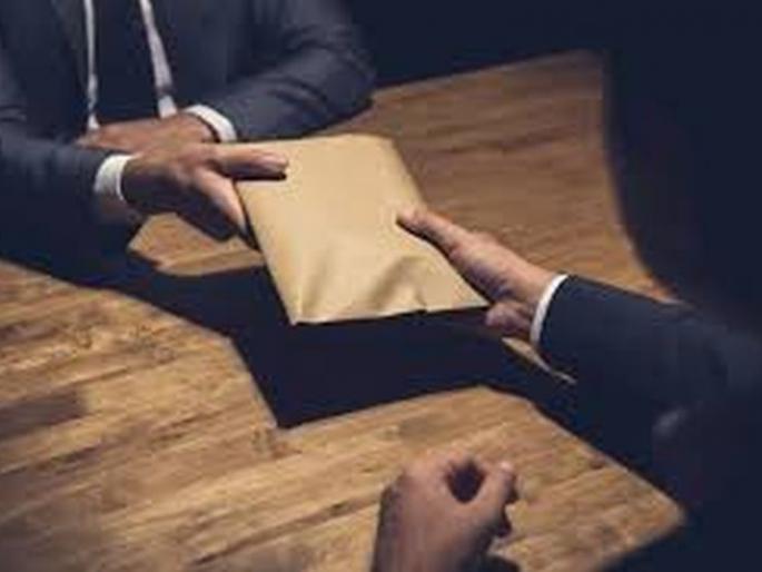 Top clerk arrested for accepting Rs 50,000 bribe | ५० हजारांची लाच घेताना अव्वल कारकुनास अटक Top clerk arrested for accepting Rs 50,000 bribe | ५० हजारांची लाच घेताना अव्वल कारकुनास अटक