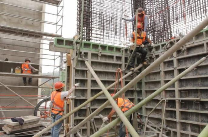 Akola; The construction business in slow down again | अकोल्यातील बांधकाम व्यवसायाला कोरोनाचा मोठा फटका Akola; The construction business in slow down again | अकोल्यातील बांधकाम व्यवसायाला कोरोनाचा मोठा फटका