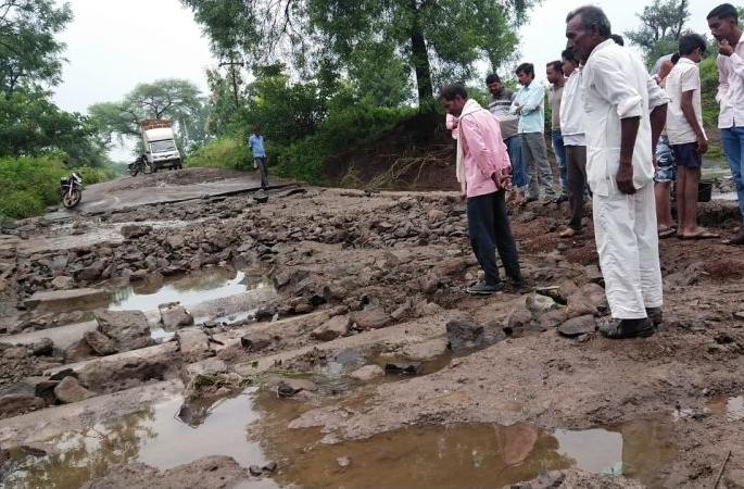 The bridge connecting Jalna-Buldana was swept away | जालना-बुलडाण्याला जोडणारा पुल गेला वाहून The bridge connecting Jalna-Buldana was swept away | जालना-बुलडाण्याला जोडणारा पुल गेला वाहून