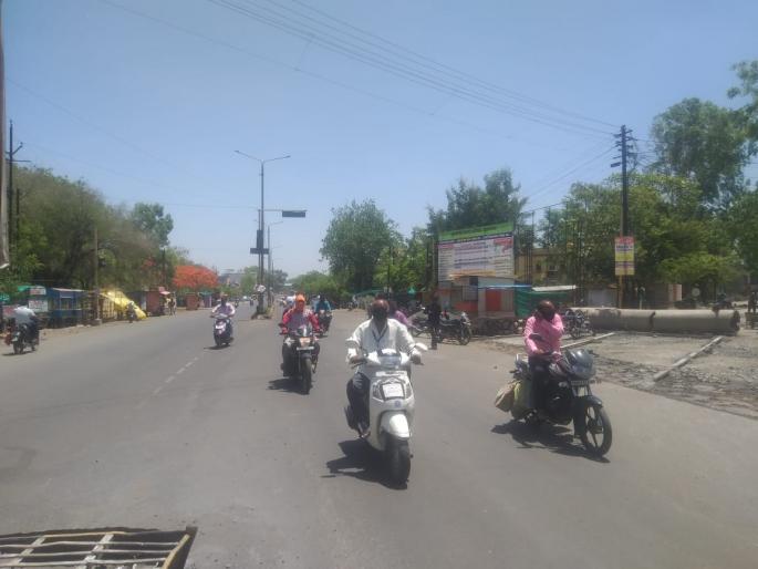 Fiasco of 'Lockdown' in Buldana district; Huge crowds on the roads in urban areas | बुलडाणा जिल्ह्यात ‘लॉकडाउन’ उठल्याचा भास; शहरी भागात रस्त्यांवर प्रचंड गर्दी Fiasco of 'Lockdown' in Buldana district; Huge crowds on the roads in urban areas | बुलडाणा जिल्ह्यात ‘लॉकडाउन’ उठल्याचा भास; शहरी भागात रस्त्यांवर प्रचंड गर्दी