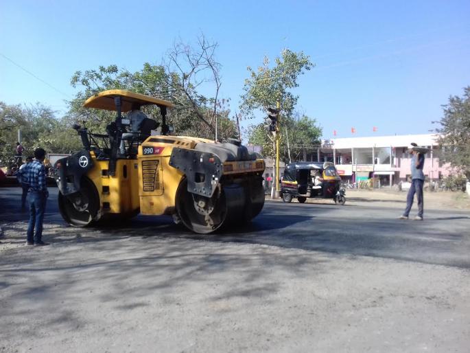 Half cement, half asphalting: Commencement of work on two main roads in Buldana | अर्धा सिमेंट, अर्धा डांबरीकरण: बुलडाण्यातील दोन मुख्य रस्त्यांच्या कामाला सुरुवात Half cement, half asphalting: Commencement of work on two main roads in Buldana | अर्धा सिमेंट, अर्धा डांबरीकरण: बुलडाण्यातील दोन मुख्य रस्त्यांच्या कामाला सुरुवात
