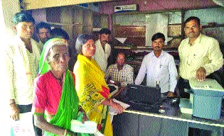 Women's Initiative for Crop Insurance | पीक विम्यासाठी महिलांचा पुढाकार Women's Initiative for Crop Insurance | पीक विम्यासाठी महिलांचा पुढाकार