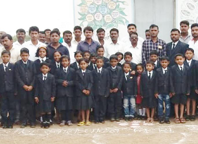 Guruji and students are also in the book; Tirvandi, Dharmapuri school activities | गुरुजी अन् विद्यार्थीही सुटाबुटात; तिरवंडी, धर्मपुरी शाळेचा उपक्रम Guruji and students are also in the book; Tirvandi, Dharmapuri school activities | गुरुजी अन् विद्यार्थीही सुटाबुटात; तिरवंडी, धर्मपुरी शाळेचा उपक्रम