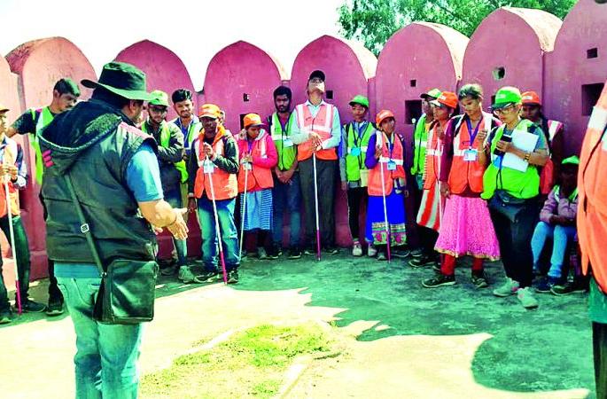 Blind students visited forts in Vidarbha | नेत्रबाधितांनी घेतले वैदर्भीय किल्ल्यांचे दर्शन Blind students visited forts in Vidarbha | नेत्रबाधितांनी घेतले वैदर्भीय किल्ल्यांचे दर्शन