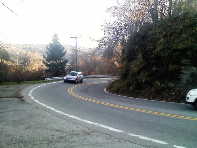 Invitation to the accident due to the building on the service road in Nashik | नाशिकला सर्व्हिसरोडवर आलेल्या इमारतीमुळे अपघाताला निमंत्रण Invitation to the accident due to the building on the service road in Nashik | नाशिकला सर्व्हिसरोडवर आलेल्या इमारतीमुळे अपघाताला निमंत्रण