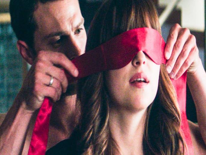 Try blindfold sex to spice up your sex life | लैंगिक जीवन : इंटिमसी आणि जोश वाढवण्यासाठी ट्राय करू शकता 'ही' पद्धत, पण.... Try blindfold sex to spice up your sex life | लैंगिक जीवन : इंटिमसी आणि जोश वाढवण्यासाठी ट्राय करू शकता 'ही' पद्धत, पण....