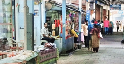 The crisis of small businesses is over, the struggle for subsistence | छोट्या व्यावसायिकांचे संकट दूर, उदरनिर्वाहासाठीची धडपड The crisis of small businesses is over, the struggle for subsistence | छोट्या व्यावसायिकांचे संकट दूर, उदरनिर्वाहासाठीची धडपड