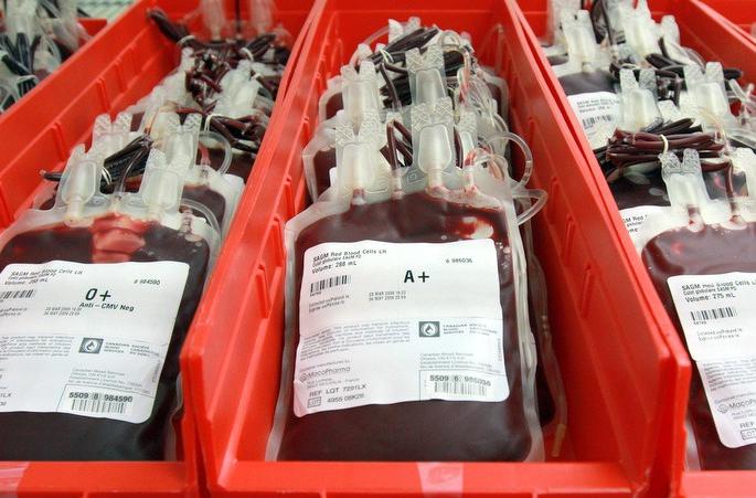 Blood spills in blood banks, 3922 bags fall in 12 blood banks: Blood donation camps closed | CoronaVirus : रक्तपेढ्यात रक्त झाले उदंड, रक्तदान शिबिरे केली बंद