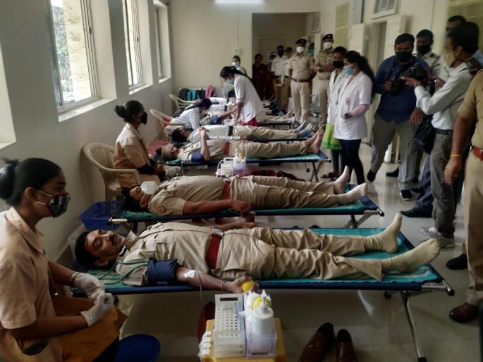 Big heart of Pune Police ; Organized blood donation camp keeping social commitment | खाकी वर्दीचं मोठं मन; सामाजिक बांधिलकी जपत केलं रक्तदान शिबिराचं आयोजन