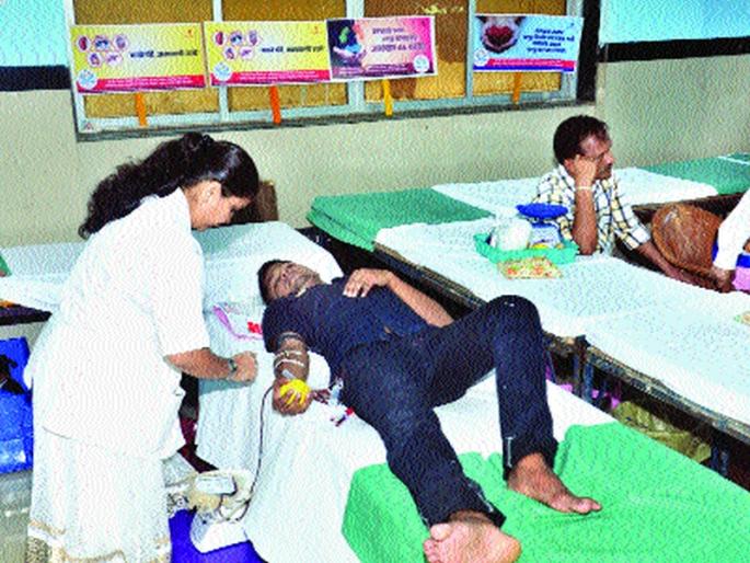 Blood donor's 'helmet', 'temptation of boot', blood bank's royalty industry: the blindness of the Department of Food and Drug Administration | कोल्हापूर : रक्तदात्यांना ‘हेल्मेट’, ‘बूट’चे प्रलोभन, ब्लड बँकांचा राजरोस उद्योग : अन्न-औषध प्रशासन विभागाचा मात्र डोळेझाकपणा Blood donor's 'helmet', 'temptation of boot', blood bank's royalty industry: the blindness of the Department of Food and Drug Administration | कोल्हापूर : रक्तदात्यांना ‘हेल्मेट’, ‘बूट’चे प्रलोभन, ब्लड बँकांचा राजरोस उद्योग : अन्न-औषध प्रशासन विभागाचा मात्र डोळेझाकपणा