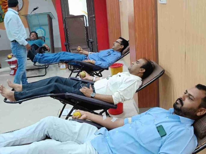 Blood donation of 103 Zilla Bank employees, response of the employees to the appeal of Bank President Bachu Kadu | बचू कडू यांच्या आवाहनाला मोठा प्रतिसाद, जिल्हा बँकेच्या १०३ कर्मचाऱ्यांचे रक्तदान Blood donation of 103 Zilla Bank employees, response of the employees to the appeal of Bank President Bachu Kadu | बचू कडू यांच्या आवाहनाला मोठा प्रतिसाद, जिल्हा बँकेच्या १०३ कर्मचाऱ्यांचे रक्तदान