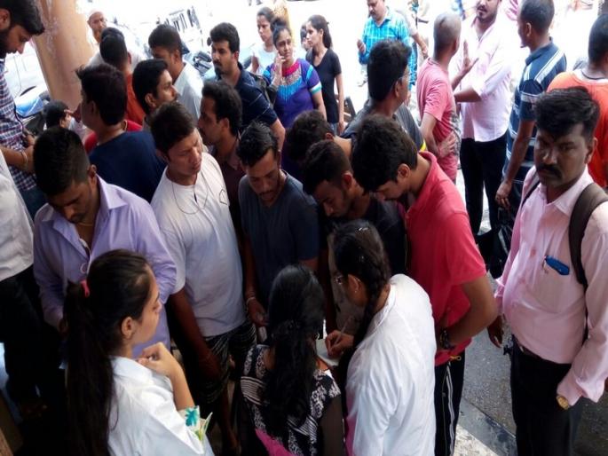 Parel Cavalcurgery Accident: A-, B-, AB-blood group reach urgently in KEM, injured need blood | सलाम मुंबईकर! दोन तासात जमा झालं पुरेसं रक्त Parel Cavalcurgery Accident: A-, B-, AB-blood group reach urgently in KEM, injured need blood | सलाम मुंबईकर! दोन तासात जमा झालं पुरेसं रक्त
