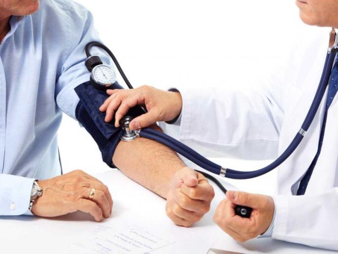 heart health high blood pressure problems in monsoon know prevention | आरोग्य सांभाळा! पावसाळ्यात का वाढतो हाय ब्लड प्रेशरचा धोका?; 'असं' ठेवा नियंत्रित heart health high blood pressure problems in monsoon know prevention | आरोग्य सांभाळा! पावसाळ्यात का वाढतो हाय ब्लड प्रेशरचा धोका?; 'असं' ठेवा नियंत्रित