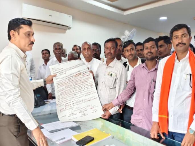 Save our agriculture by canceling Shaktipeeth Mahamarga or allow mass death!" Nanded farmers write a letter in blood | शक्तीपीठ महामार्ग रद्द करा नाहीतर सामूहिक मरणाची परवानगी द्या! शेतकऱ्यांचे रक्ताने पत्र Save our agriculture by canceling Shaktipeeth Mahamarga or allow mass death!" Nanded farmers write a letter in blood | शक्तीपीठ महामार्ग रद्द करा नाहीतर सामूहिक मरणाची परवानगी द्या! शेतकऱ्यांचे रक्ताने पत्र