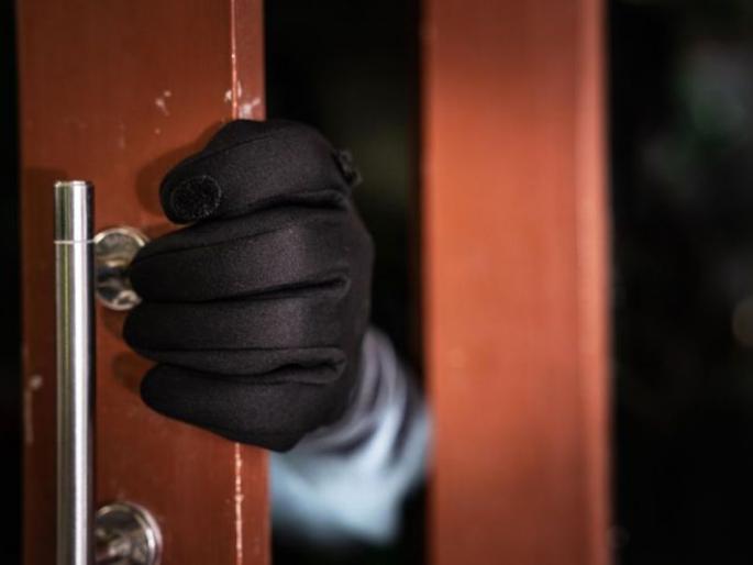 Burglary in buldhana; Goods worth Rs 2 lakh 41 thousand stolen | बुलडाण्यात भर दिवसा घरफोडी; २ लाख ४१ हजाराचा माल लंपास Burglary in buldhana; Goods worth Rs 2 lakh 41 thousand stolen | बुलडाण्यात भर दिवसा घरफोडी; २ लाख ४१ हजाराचा माल लंपास