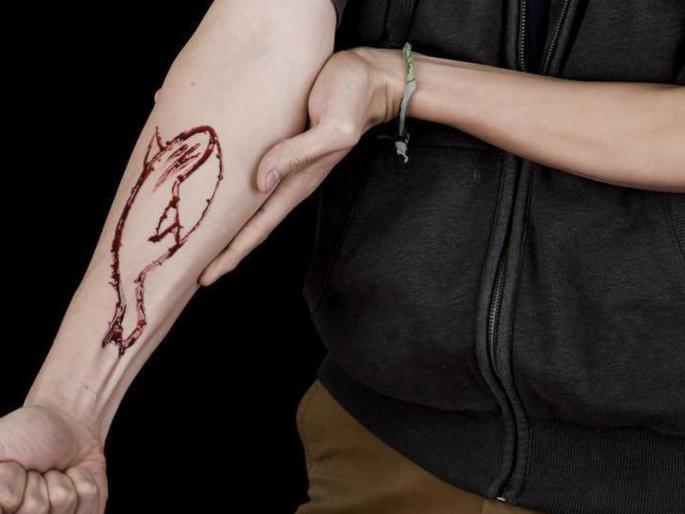 Blue Whale may have killed teen of UP | ब्लू व्हेलचा आणखी एक बळी ? आईचा मोबाइल रुममध्ये घेऊन गेला आणि पंख्याला लटकून केली आत्महत्या Blue Whale may have killed teen of UP | ब्लू व्हेलचा आणखी एक बळी ? आईचा मोबाइल रुममध्ये घेऊन गेला आणि पंख्याला लटकून केली आत्महत्या
