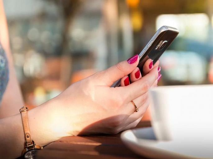 Ahmedabad : Teenage girl posted nude photos on social media, After found parents had a heart attack | अभ्यासासाठी दिलेल्या मोबाइलवरून मुलीने न्यूड फोटो शेअर केले, कळताच आई-वडिलांना Heart Attack Ahmedabad : Teenage girl posted nude photos on social media, After found parents had a heart attack | अभ्यासासाठी दिलेल्या मोबाइलवरून मुलीने न्यूड फोटो शेअर केले, कळताच आई-वडिलांना Heart Attack