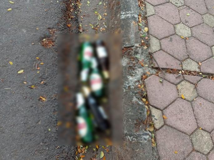 Coronavirus: alcohol Drinking at strategic places in Sawantwadi vrd | Coronavirus: सावंतवाडीत मोक्याच्या ठिकाणी मद्यपान; दुचाकीतून खुलेआम दारू विक्री सुरूच Coronavirus: alcohol Drinking at strategic places in Sawantwadi vrd | Coronavirus: सावंतवाडीत मोक्याच्या ठिकाणी मद्यपान; दुचाकीतून खुलेआम दारू विक्री सुरूच