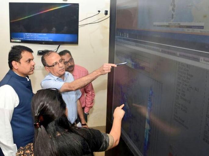 Chief Minister reviewed the situation, urged not to leave the house without being desperately needed | मुख्यमंत्र्यांनी घेतला परिस्थितीचा आढावा, अत्यंत गरज असल्याशिवाय घराबाहेर न पडण्याचं आवाहन Chief Minister reviewed the situation, urged not to leave the house without being desperately needed | मुख्यमंत्र्यांनी घेतला परिस्थितीचा आढावा, अत्यंत गरज असल्याशिवाय घराबाहेर न पडण्याचं आवाहन