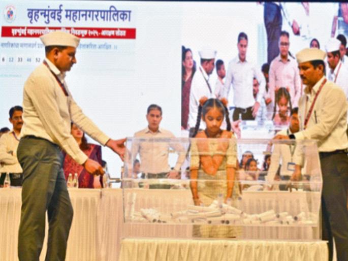 Former corporators have 'somewhere happy, some where sad', changes in reservation in 50 wards in the election; Candidates interested in rehabilitation rush | माजी नगरसेवकांत ‘कहीं खुशी कहीं गम’, साेडतीमध्ये ५० वॉर्डांतील आरक्षणात बदल; पुनर्वसनासाठी इच्छुक उमेदवारांची धावपळ Former corporators have 'somewhere happy, some where sad', changes in reservation in 50 wards in the election; Candidates interested in rehabilitation rush | माजी नगरसेवकांत ‘कहीं खुशी कहीं गम’, साेडतीमध्ये ५० वॉर्डांतील आरक्षणात बदल; पुनर्वसनासाठी इच्छुक उमेदवारांची धावपळ