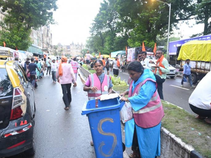 Maratha Kranti Morcha: 800 municipal employees on cleanliness drive from 3 am | Maratha Kranti Morcha: मुंबई महानगरपालिकेचे ८०० कर्मचारी पहाटे ३ वाजेपासून स्वच्छता मोहिमेवर! Maratha Kranti Morcha: 800 municipal employees on cleanliness drive from 3 am | Maratha Kranti Morcha: मुंबई महानगरपालिकेचे ८०० कर्मचारी पहाटे ३ वाजेपासून स्वच्छता मोहिमेवर!